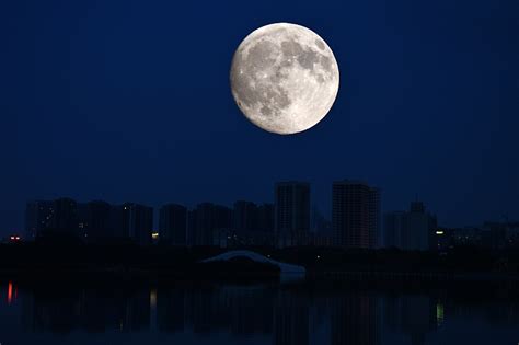 谁知道有关明月苍穹的诗-明月有缘成知已，清风无碍结良俦。这诗出处