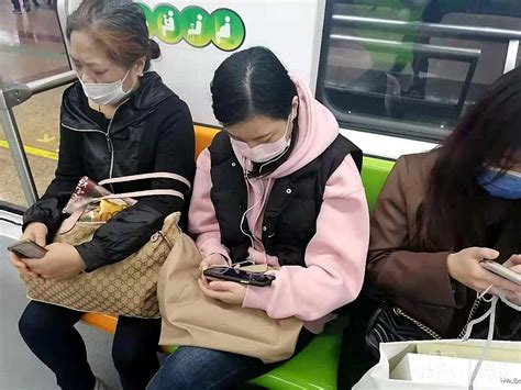 周六起上海地铁能刷手机进站了！|App|银联|二维码_新浪新闻