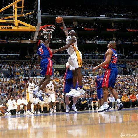 奥尼尔在NBA5大“非人类”瞬间！背着艾弗森扣篮 篮筐被扣碎|奥尼尔|扣篮|艾弗森_新浪新闻