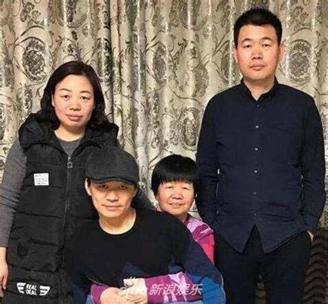 王宝强妈妈因病去世 上月前还一起过母亲节_手机新浪网