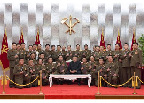 金正恩授予朝鲜人民军高级指挥人员"白头山"纪念手枪_手机新浪网