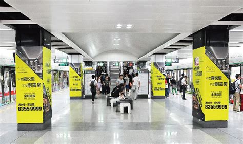 深圳地铁1号线桃园站地铁包柱广告 - 地铁站广告报价 - 鼎禾广告