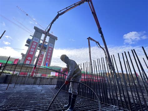中国葛洲坝集团第三工程有限公司 基层动态 延安东绕城南泥湾机场大桥转体主墩完成首节混凝土浇筑