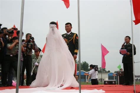 黄山举办集体军婚同庆八一 19对新婚军人夫妇喜结连理凤凰网安徽_凤凰网