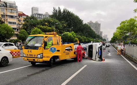轿车撞击隔离栏侧翻致一家五口被困，加油站员工10分钟救人_上海滩_新民网