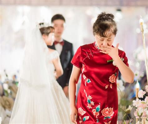 一个父亲在送女儿出嫁时的表现，看哭了在场很多人
