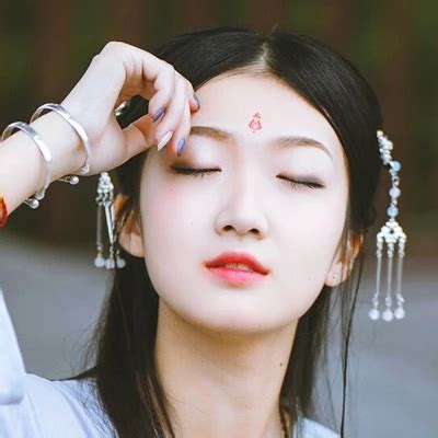 女生古风带刀头像真人版