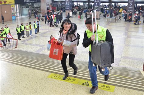 直击北京2023年春运首日首趟列车发车：列车员拉横幅送出祝福_腾讯视频