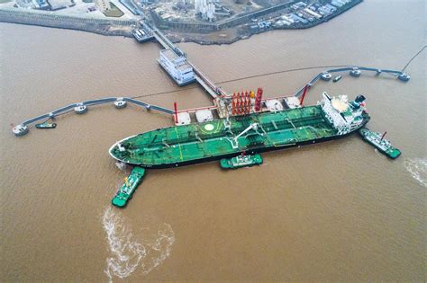舟山：外钓30万吨级油品码头迎新首船-舟山新区