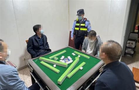 两男子为了过瘾，假扮警察去棋牌室抓赌，网友：这是逮着一只羊薅_腾讯视频