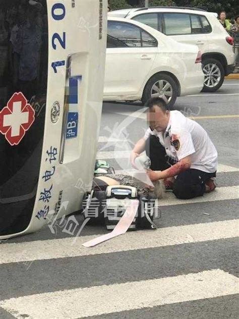 120救护车被撞翻 行车记录仪清晰拍下全过程__凤凰网