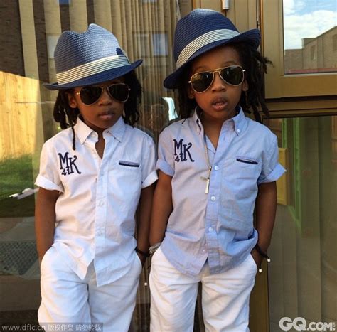 英3岁双胞胎兄弟穿衣有型 互称“国王”_话题_GQ男士网