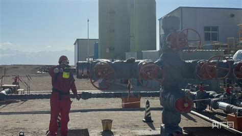 江苏工会服务网 图说政工 高温下的“最美坚守”--华东石油局泰州采油厂员工赶去维护保养抽油机