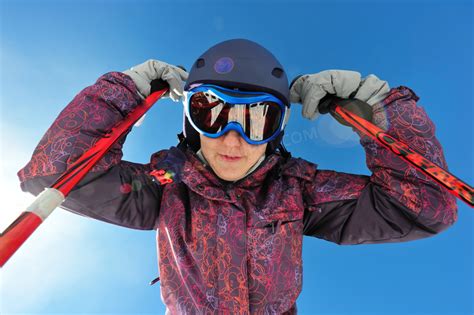 雪地中穿戴滑雪装备的人高清图片下载-正版图片501879399-摄图网