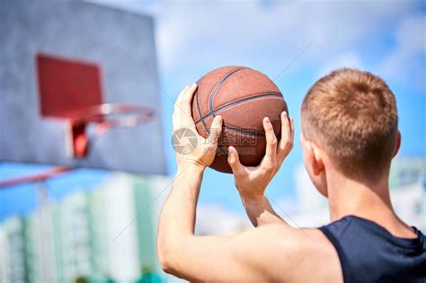 男子在户外打篮球时拿着球高清图片下载-正版图片507407349-摄图网