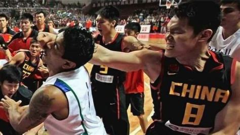 中国男篮VS巴西打架全回顾！朱芳雨的组合拳让人印象深刻