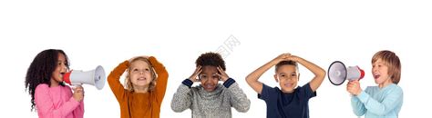 有趣的孩子们用扩音器向他朋友喊叫高清图片下载-正版图片503673062-摄图网