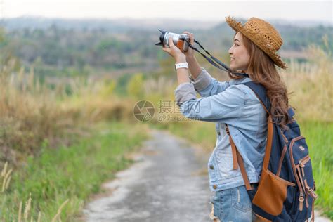 旅游女客用摄像头拍照片高清图片下载-正版图片307069173-摄图网
