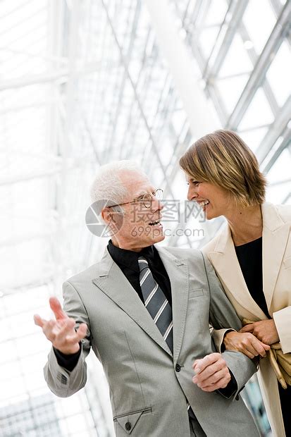 老男人和年轻女人说话高清图片下载-正版图片501519741-摄图网