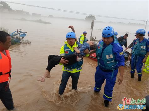 杭州一区红色暴雨预警，山洪冲入村内，积水最深时30公分！记者采访途中载出多名被困群众