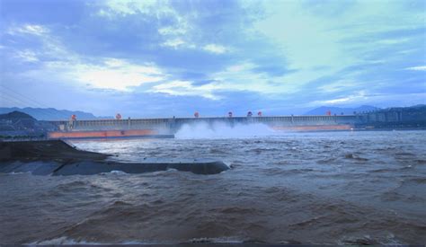 三峡大坝开启泄洪深孔下泄上游来水-人民图片网