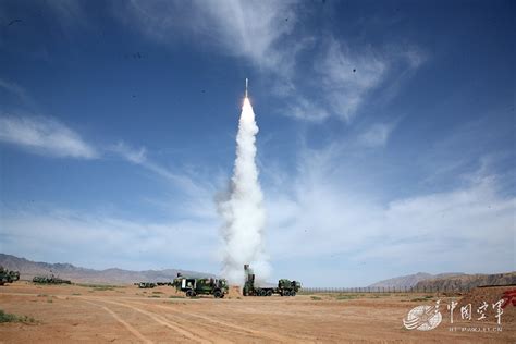 红旗-17A型防空导弹装填画面首次曝光，新型导弹输弹车首次亮相__凤凰网