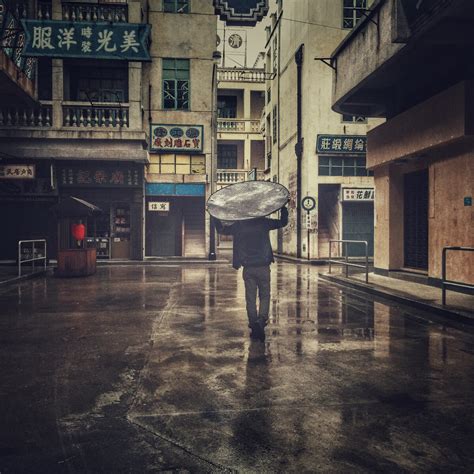 雨中漫步的背影,雨中漫步的背影图片,一个人在雨中的背影_大山谷图库