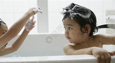 哥哥帮妹妹洗澡高清图片下载-正版图片502055936-摄图网