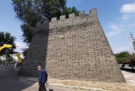 锦州这段坐落在市区中心的古城墙是何来历?是古迹,还是人工建筑|锦州|古城墙|城墙_新浪新闻