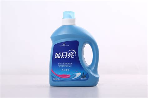 带洗涤剂瓶和化学清洁用品的购物篮高清图片下载-正版图片503096390-摄图网