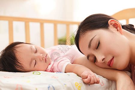 婴儿床无忧无虑20到24岁妈妈哄宝宝睡觉高清图片下载-正版图片501918653-摄图网