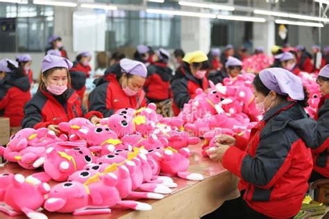 重庆梁平：新年将至 加班加点赶制出口玩具-人民图片网