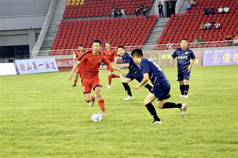 香港明星足球队与多彩贵州联队友谊赛在贵阳举行