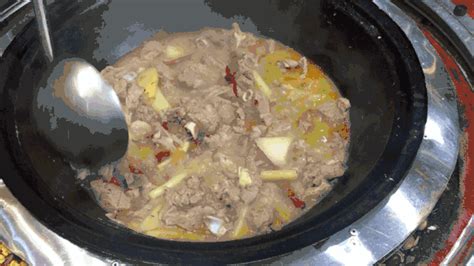 榆林铁锅炖羊肉做法简便但味道极好，给人一种酣畅过瘾的美食享受