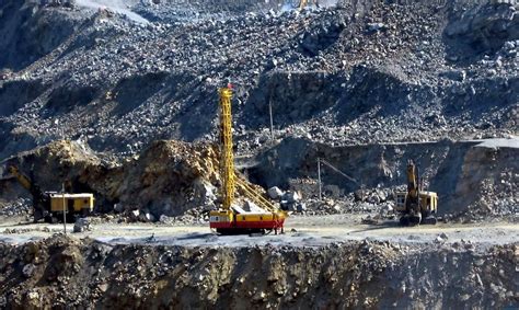 中国突然刮起铁矿石购买热潮 一年来进口吨数升破10亿_凤凰财经