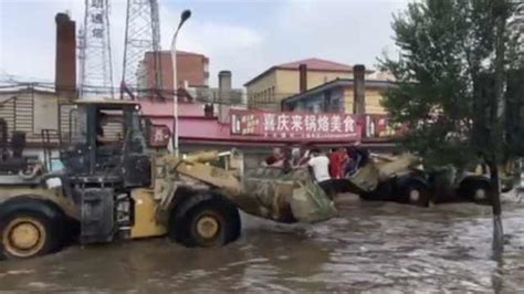 热血热心真爷们 洪水中仨小伙开铲车救了200多人_凤凰网
