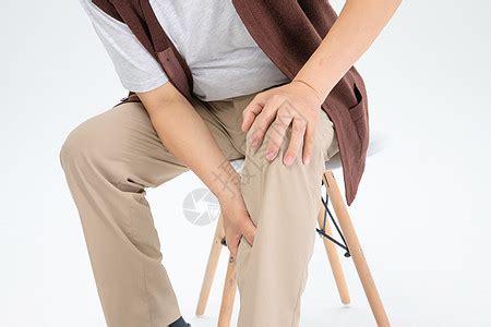 腿部疼痛的老年人高清图片下载-正版图片500934359-摄图网