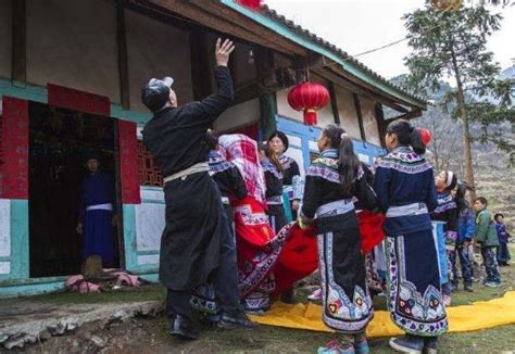 东北农村婚礼,东北结婚腰缠万贯,东北农村订婚流_大山谷图库