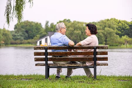 坐在公园长椅上休息的老年夫妇高清图片下载-正版图片501744271-摄图网