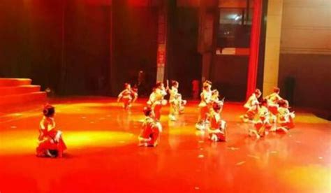 紫竹院广场舞《相逢是首歌》歌曲好听，舞步简单，适合大众的舞蹈_凤凰网视频_凤凰网