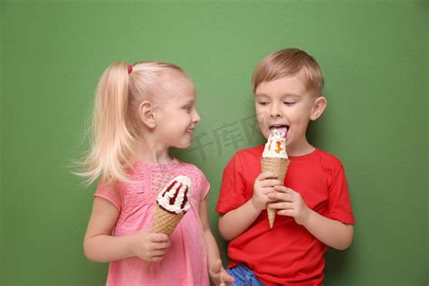 两个吃冰激凌的小孩图片-小女孩和男孩吃着冰激凌素材-高清图片-摄影照片-寻图免费打包下载