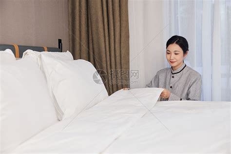 酒店服务保洁员整理客房床铺高清图片下载-正版图片506956697-摄图网