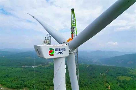 开屏新闻-叶轮直径达191米！云南最大“风车”成功吊装