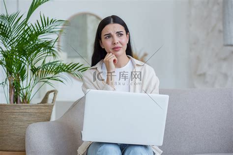 悲伤而心烦意乱的女人绝望地从笔记本电脑上读到坏消息高清摄影大图-千库网