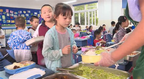 无声食堂：学校要求学生吃饭用手势“说话”_新浪河北教育_新浪河北