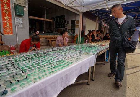 缅甸翡翠价值不菲，缅甸最大的玉石市场却像菜市场一样拥挤简陋|翡翠|玉石|缅甸_新浪新闻