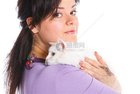 年轻女人抓着白猫头发女士夫妻关爱胡须小猫猫咪朋友动物紫色高清图片下载-正版图片321285889-摄图网