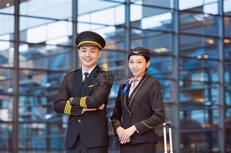 机长和空姐在飞机上与乘客交谈。视频素材_ID:VCG42N1390044456-VCG.COM