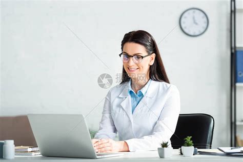 显示数字平板电脑诊所的肖像男性牙医屏幕截图商务洽谈高清摄影大图-千库网