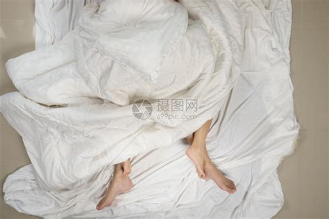 说谎家在卧室床单下的上男女双脚紧贴地亲近放松高清图片下载-正版图片307958716-摄图网